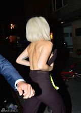 组图：GAGA露背装暴瘦亮相 荷叶罩裹胸欲坠