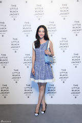 组图：王丽坤蓝白格调装亮相摄影展