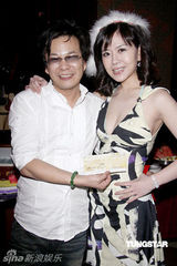 幻灯组图：沈玉琳平安夜庆生 告别单身向女友求婚