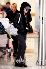 组图：少女时代早安少女同机抵韩 机场拼人气