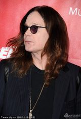 组图：摇滚巨星奥齐-奥斯本帅气 强抱GaGa合影