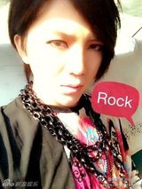 组图：好声音视觉美男梁君诺私照 网曝整容传言