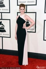 组图：埃斯梅-比安亮相女人味十足 秀凹凸曲线