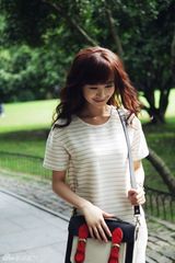 组图：李菲儿街拍白色连身裙搭配裸色牛津鞋