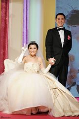 组图：Selina与阿中完婚紧握双手 幸福溢于言表