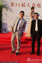 组图：王志飞等《雨中的树》剧组成员亮相百花红毯