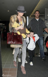 幻灯图集：维多利亚现身机场 克鲁兹独享母爱