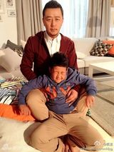 组图：郭涛与儿子表情神同步 翻白眼喜感十足