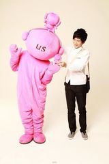 幻灯组图：陈楚生重挎单肩包 音乐会海报透学生气息