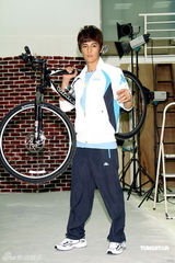 幻灯组图：汪东城代言运动服装 想开画展秀绘画天份