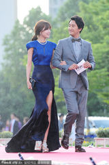 组图：藤井美菜李玹雨亮相富川电影节红毯