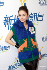 组图：阿娇活泼亮相 送阿SA名牌手袋当生日礼物 