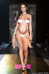 组图：“巴神”前女友法埃拉-菲科挺大肚走秀