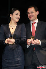 组图：巩俐黑色深V长裙亮相 身材性感气质优雅