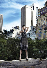 组图：姚晨纽约拍摄大片 光影斑驳塑造另类美感