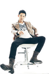 组图：立威廉时尚大片出炉 “双面王子”成熟魅力