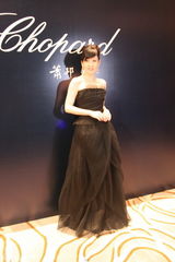 组图：周慧敏妩媚出席活动 肌肤白皙气质优雅高贵