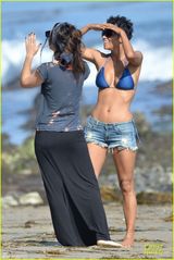 组图：哈利贝瑞身穿蓝色比基尼开心度假