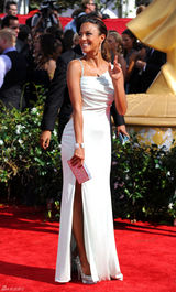 高清组图：艾美奖红毯 伊芙-拉茹白色露背礼服