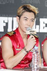 组图：神话组合出席亚洲巡演首尔站记者会