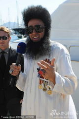 组图：《独裁者》男星开跑车亮相 美女贴身引围观