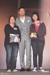 组图：苗侨伟赞黄日华女儿 弃股票改买黄金保值