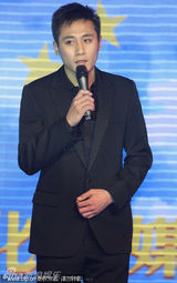 幻灯图：刘烨婚后携妻公开亮相 轻松交谈低调默契