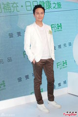 组图：张智霖讽整容成风 刘心悠望对脚整形