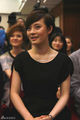 组图：《甄嬛》庆功孙俪黑衣亮相 当红娘鬼马创意多