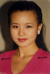 组图：龚琳娜早年清纯照长发及腰 与彭丽媛合影