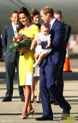 组图：凯特抱子随访澳洲 黄衣明艳狂风吹乱秀发