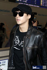 组图：少女时代KARA为赴K-POP演唱会亮相机场