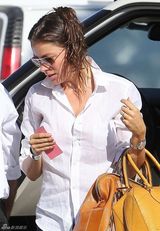 组图：索菲亚现身《摩登》片场 订婚戒指抢眼