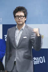 独家高清：刘亚仁牵手金海淑宣传新片《强哲》