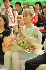 组图：海清潮人装代言忙捞金 白发魔女造型夺眼球