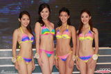组图：港姐决赛前泳装亮相 上届冠军模拟戴后冠