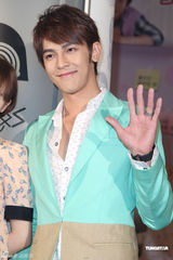 组图：汪东城携具惠善亮相新剧发布会自曝秀身材