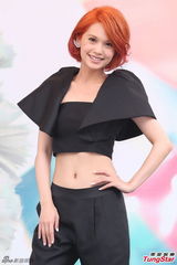 组图：杨丞琳红发抢镜 大秀小蛮腰粉丝饱眼福