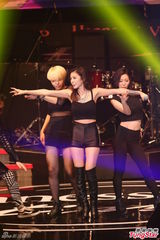 组图：陈奕迅压轴演唱 与女歌手热情拥抱