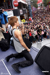 组图：吴克群新碟庆功会火爆 欲露腹肌答谢歌迷