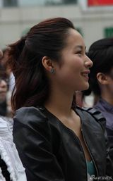 组图：江一燕气质青春清新 为粉丝签名一丝不苟