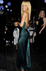 组图：蕾哈娜优雅现身伦敦时装周 低胸礼裙秀美腿