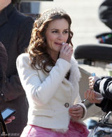 组图：《绯闻女孩》片场莉顿-梅斯特上演吻戏