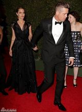 组图:朱莉亮相奥斯卡学院奖 皮特短发携子助阵