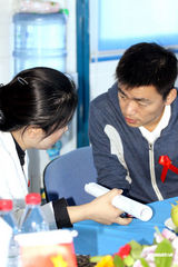 组图：王宝强成预防艾滋病关爱大使 回顾打工经历