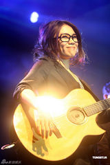 组图：蔡健雅自弹自唱 与乐迷体验另类原创音乐