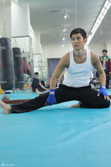 高清：严宽演燕青刻苦练摔跤 连番过招身手敏捷