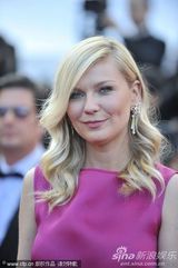 组图：邓斯特戛纳走秀紫红裙装简约亲切