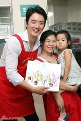 组图：韩星郑俊镐出席福利院分享活动献爱心