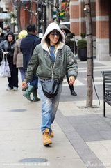 组图：Lady Gaga街头拍片衣着单薄 秀豪乳引人注目